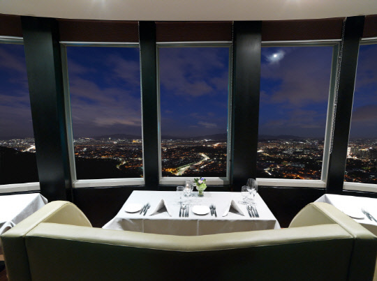 서울 남산 N서울타워 프렌치 레스토랑 '엔그릴' 내부 <CJ푸드빌 제공>